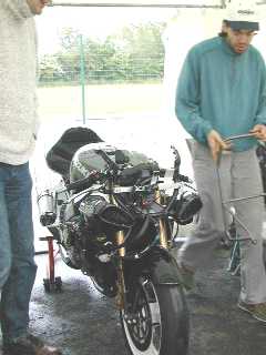 Moto juste sortie du camion