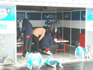Prparation des motos dans les stands