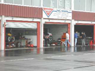 Prparation des motos dans les stands