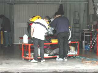 Prparation des motos dans les stands