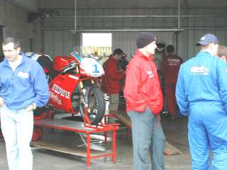 Prparation des motos dans les stands