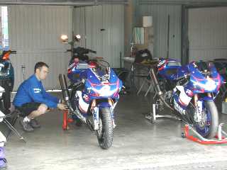 Prparation des motos dans les stands