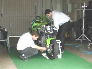 Prparation des motos dans les stands