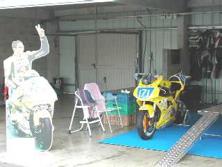 Prparation des motos dans les stands